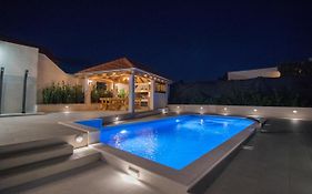 Villa Milena With Heated Pool And Jacuzzi